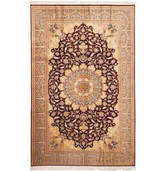 سجاد إيراني حرير معقود بميدالية مصنوع في مدينة قم باللون الكريم