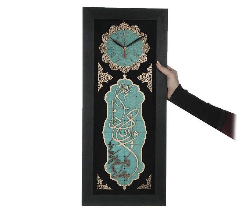 ساعة بتصميم إسلامي من الخشب المُطعَّم بآية “وَإِن يَكَادُ”