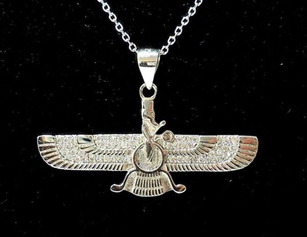 قلادة فضية بسيطة برمز الفارافاهار