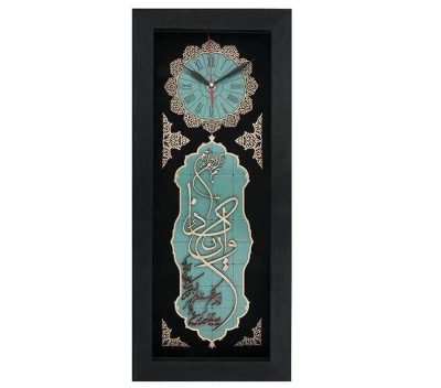 ساعة بتصميم إسلامي من الخشب المُطعَّم بآية “وَإِن يَكَادُ”