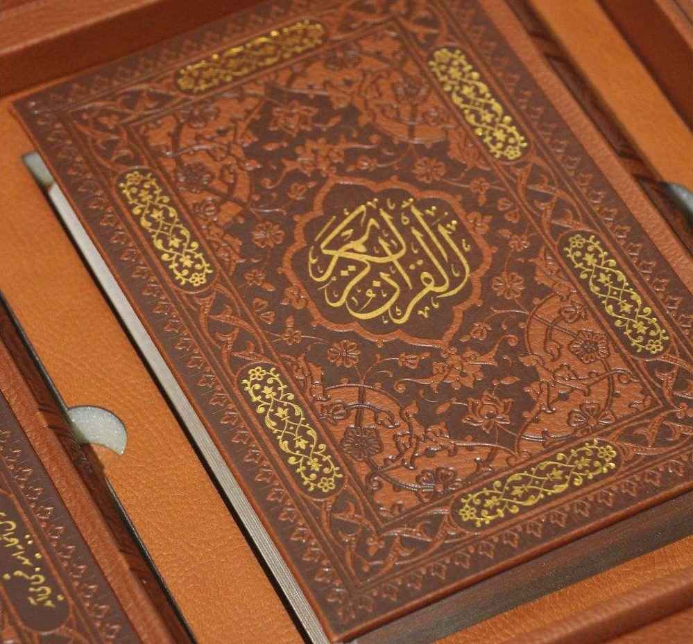 مجموعة كتب ديوان حافظ والقرآن الكريم باللغة العربية