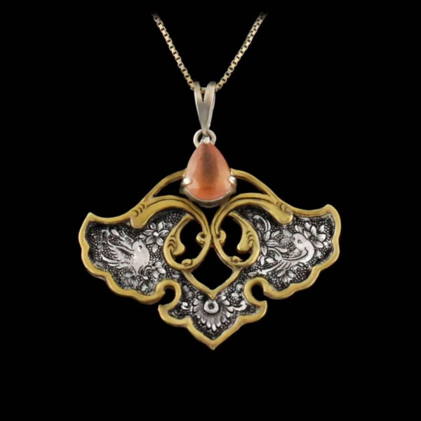 قلادة فضية إيرانية منقوشة بحجر روبي