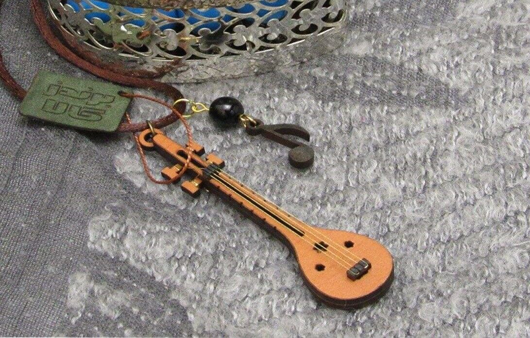 قلادة خشبية بتصميم فني – ستر إيراني