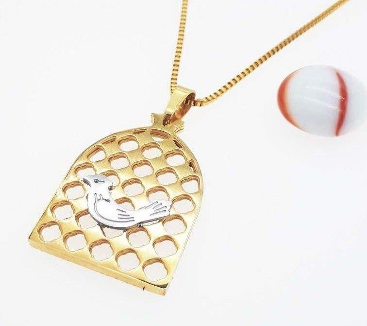 قلادة فولاذية إيرانية بتصميم مينيماليستي مورغ أمين