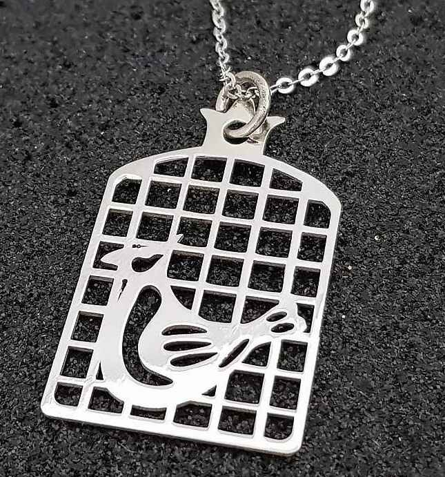 قلادة فضية بتصميم مورغيه أمين البسيط