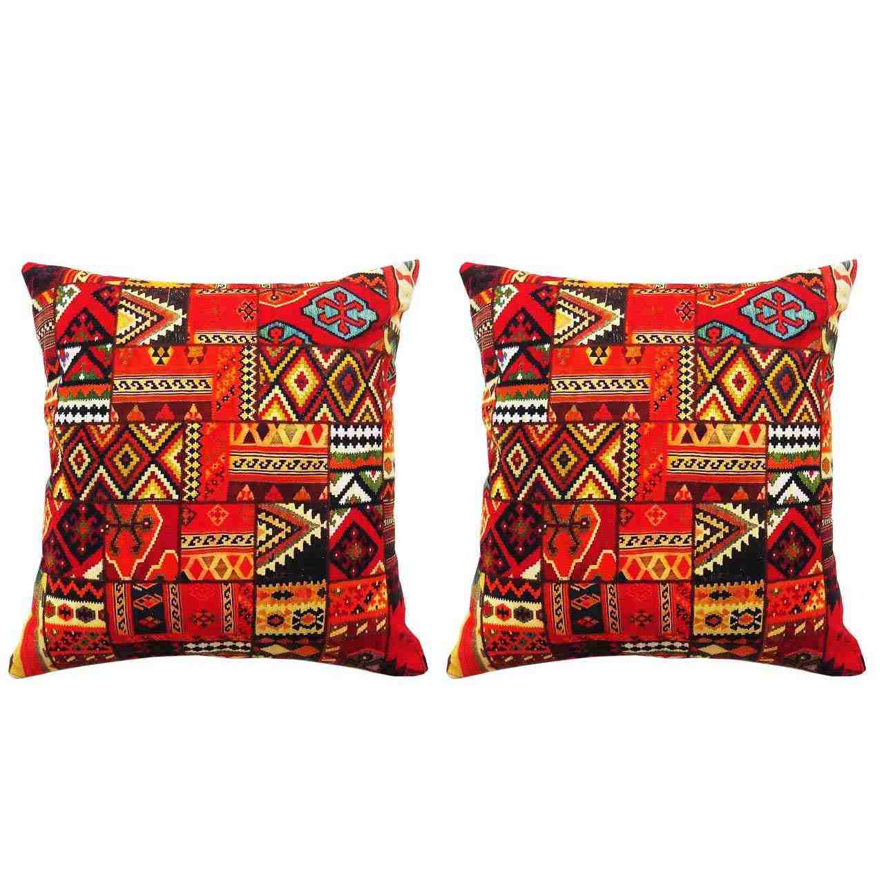 مقعد قدم من الفيلفت التقليدي مع طقم من وسادتين مستوحى من الفن الإيراني