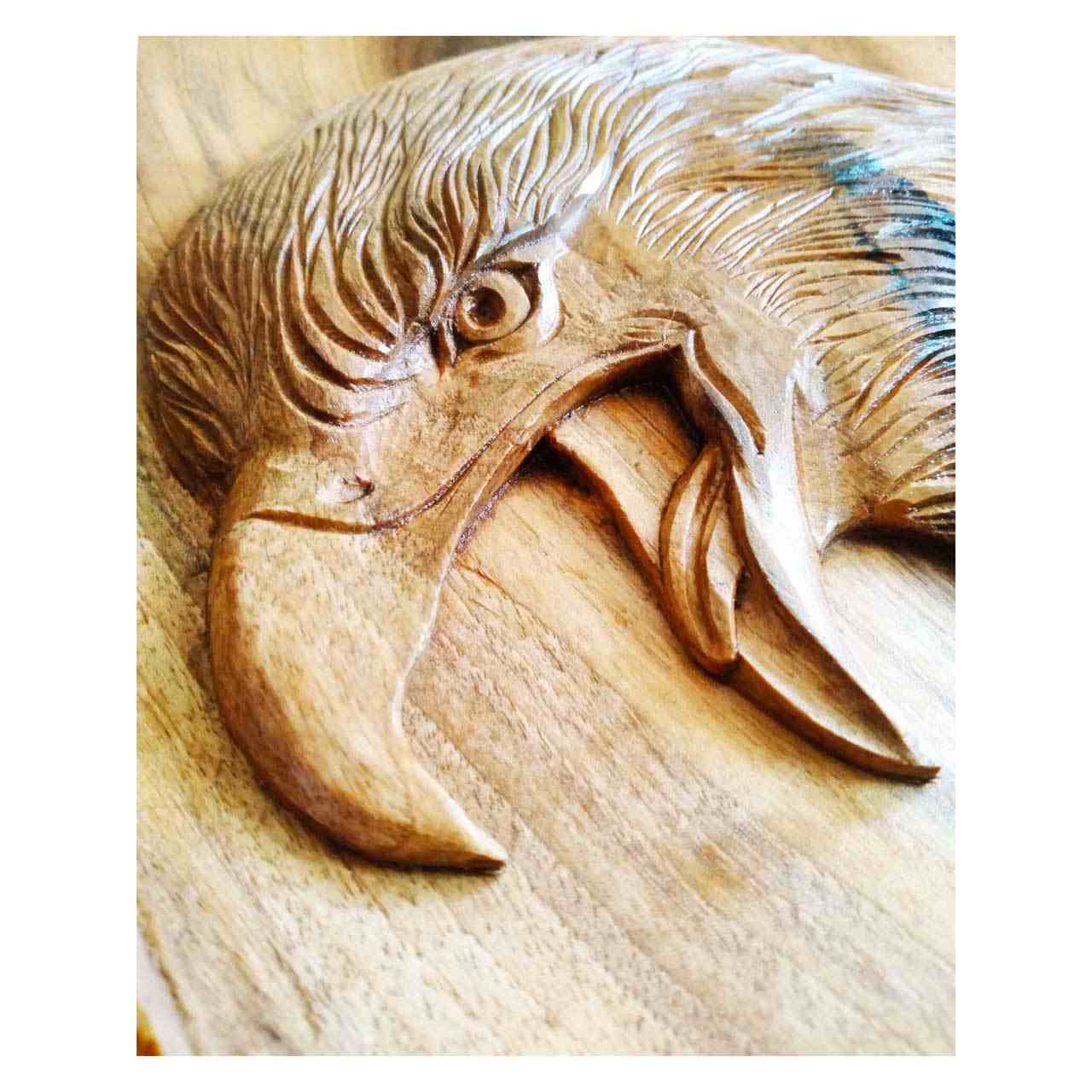 الفن الخشبي المنحوت بموضوع الحيوان النسر