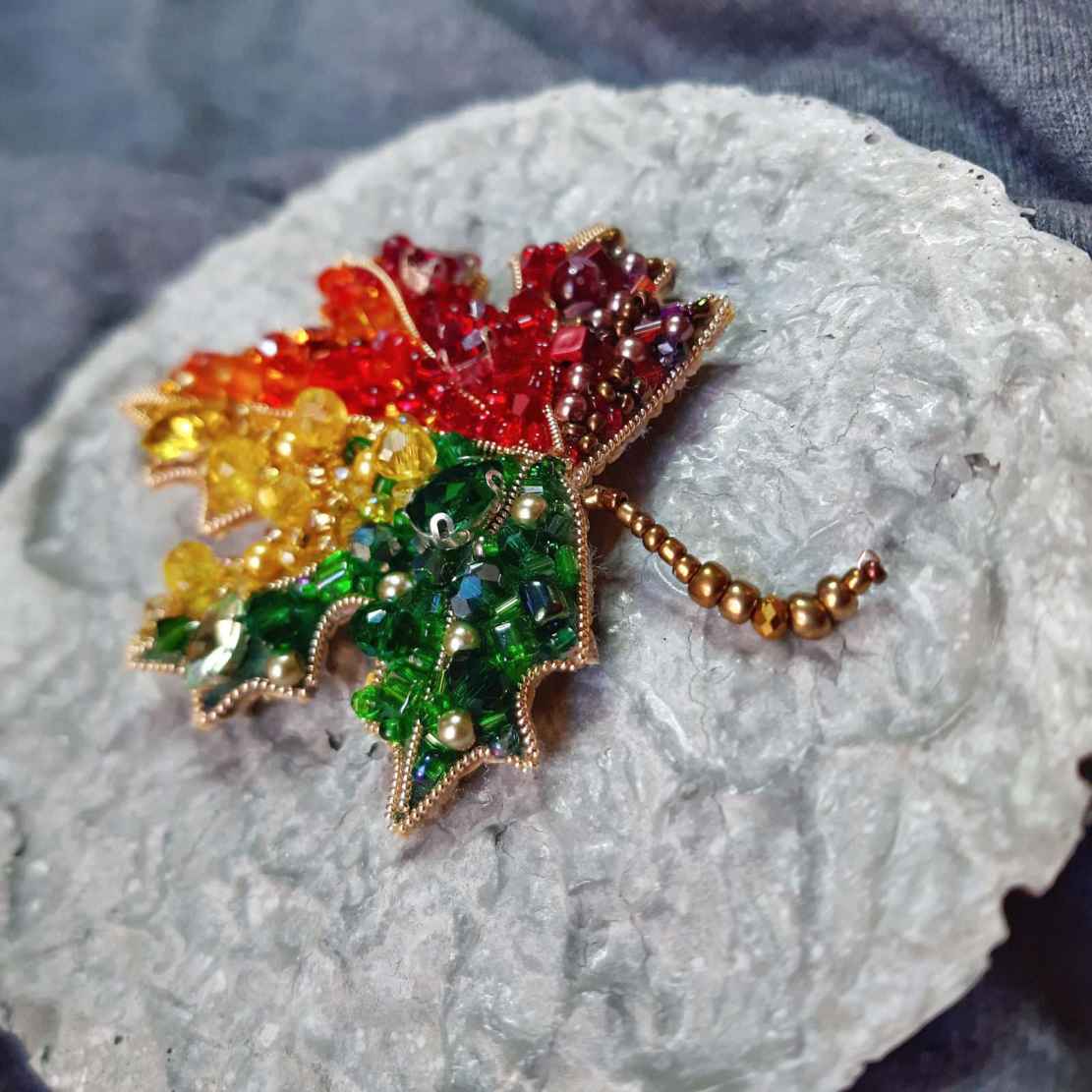 دبوس مزخرف بالخرز النسائي – طراز بايز