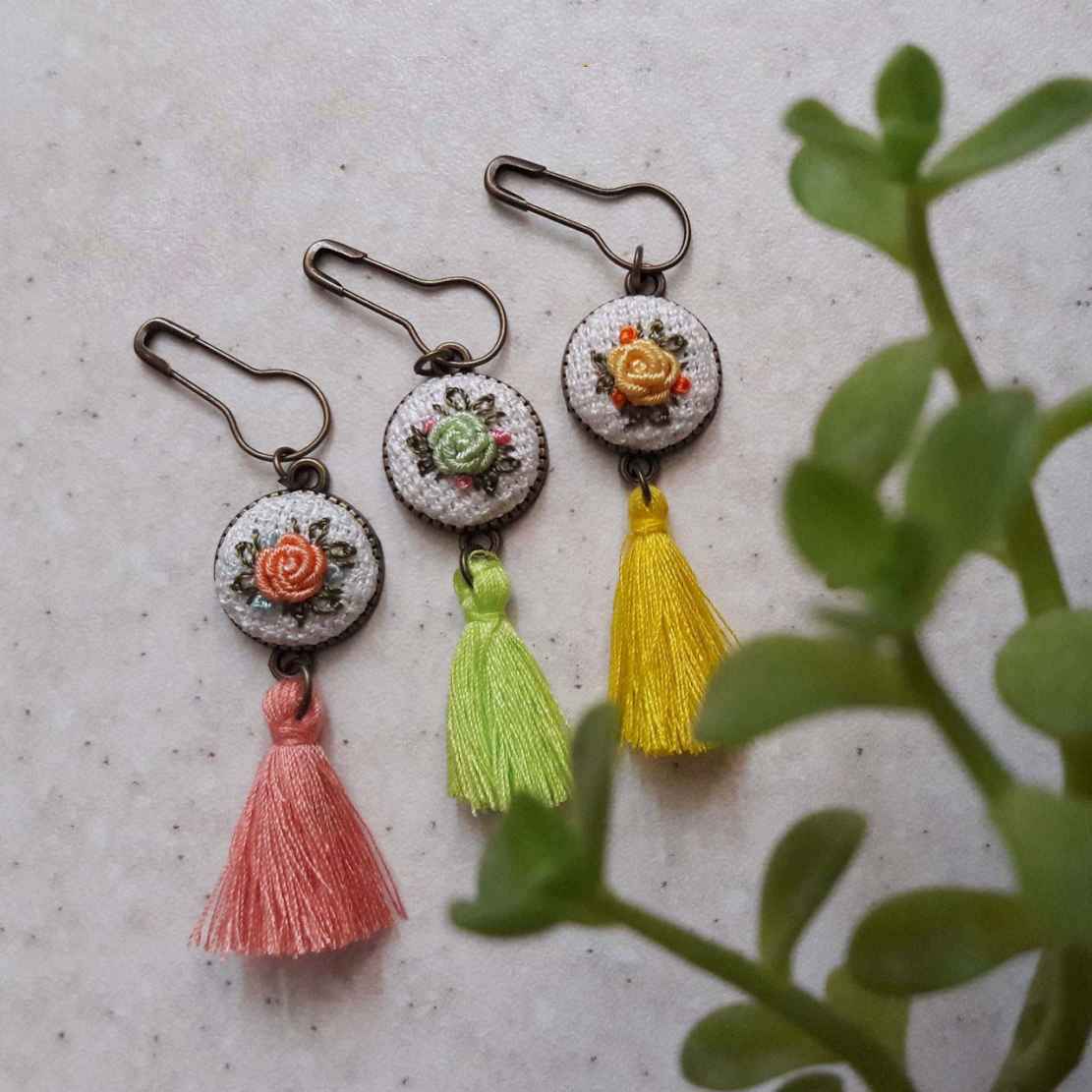 دبوس بروش مطرز – تصميم زهرة زرقاء