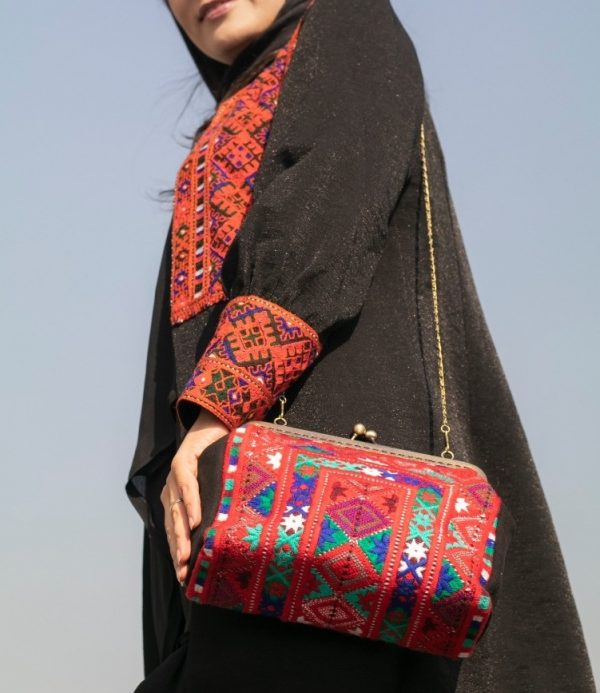 لوحة فستان بلوشية مطرزة يدوياً – تصميم كلاسيكي