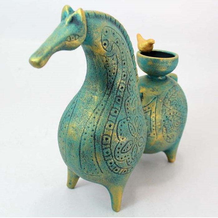 شمعدان فخار مصنوع يدوياً بأناقة حرفية حصان