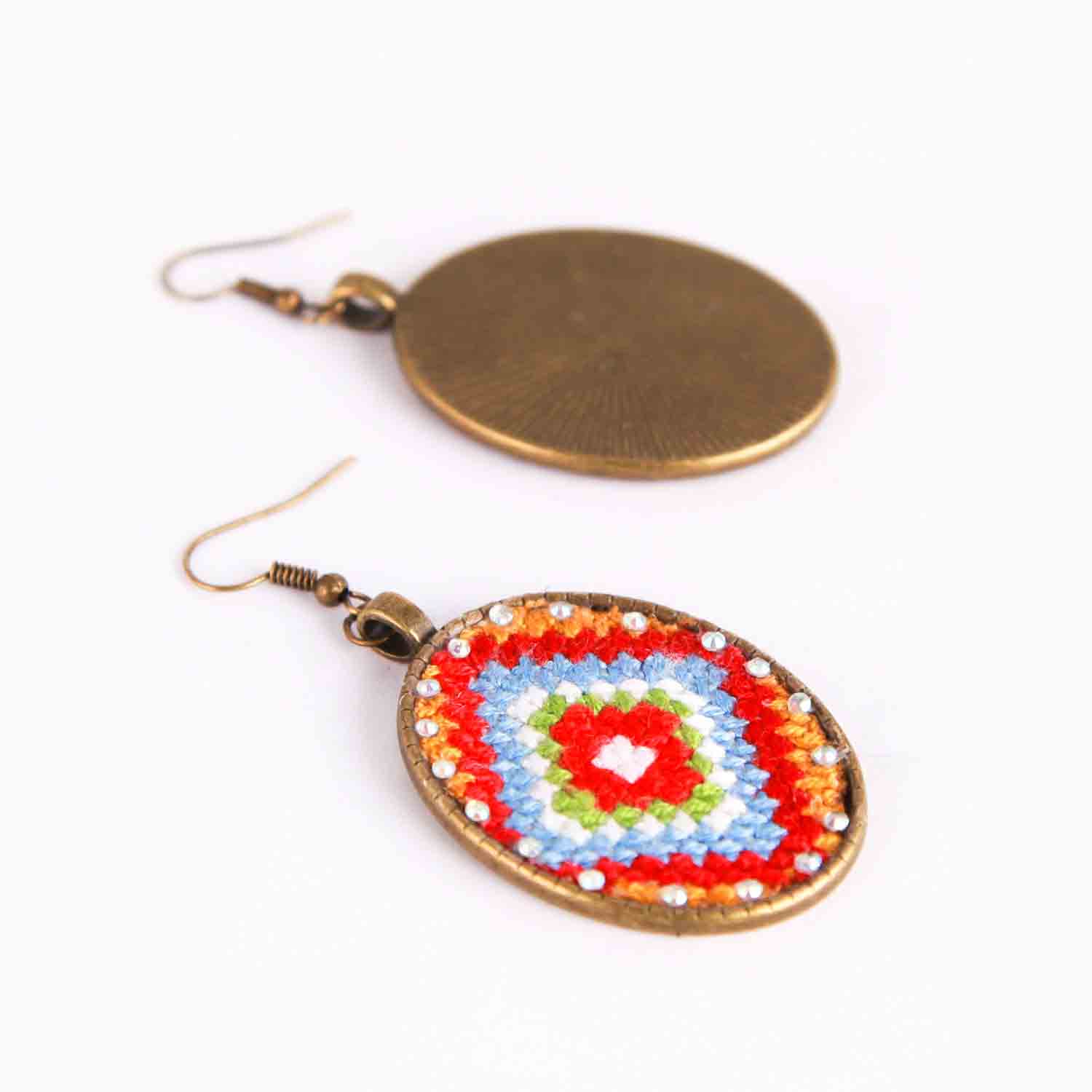 أقراط إيرانية مطرزة بديكورات بالوشي تقليدية سوزاني بزهور حمراء