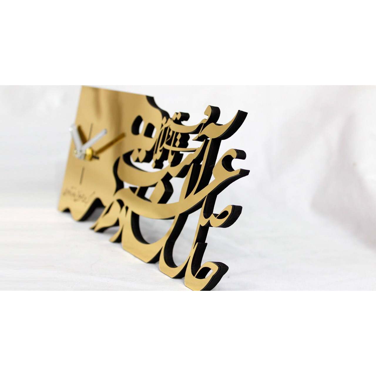ساعة مكتب بنمط إيراني ذهبي موديل الخط العربي