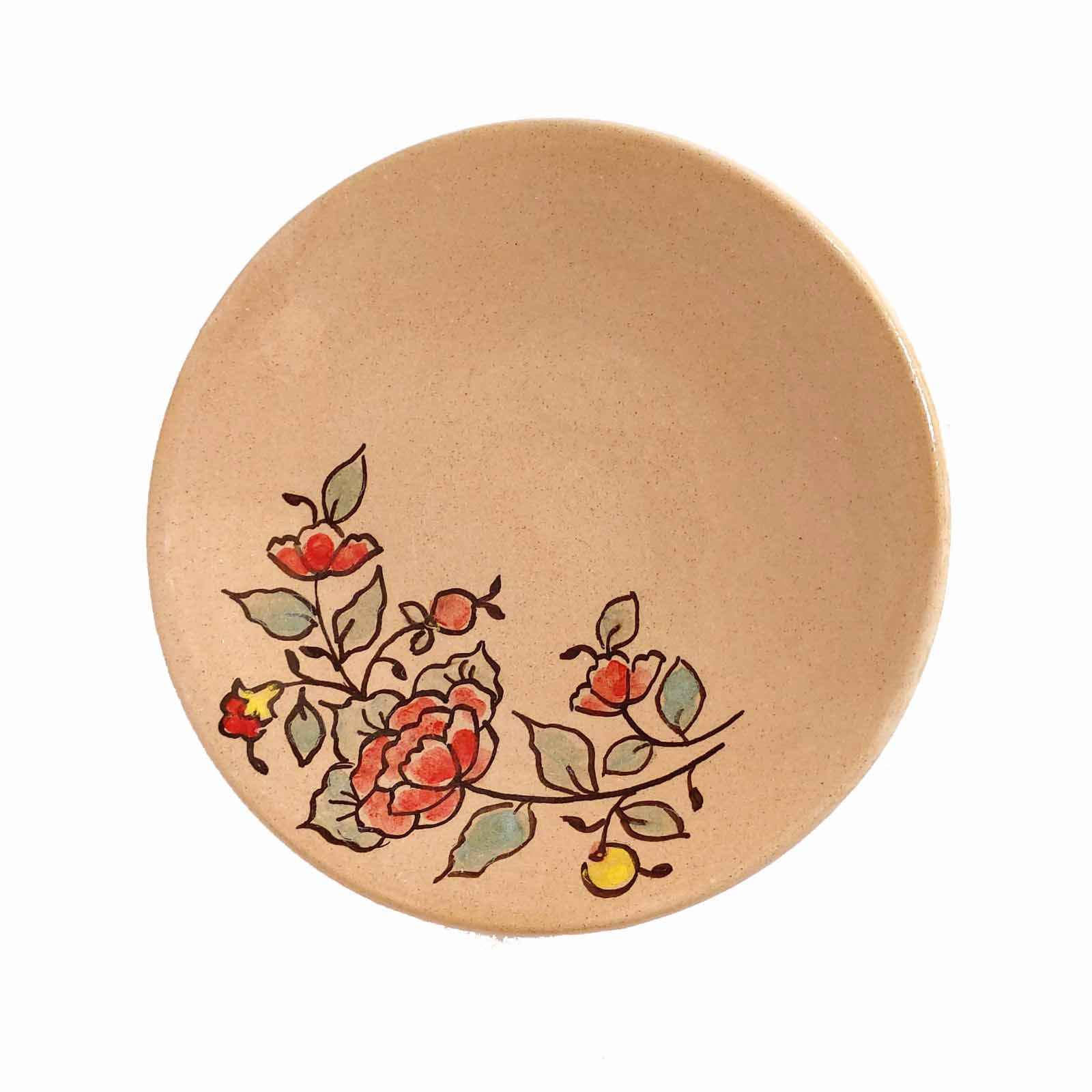 مجموعة من فناجين الشاي الفخارية الإيرانية مع صحن الزهرة