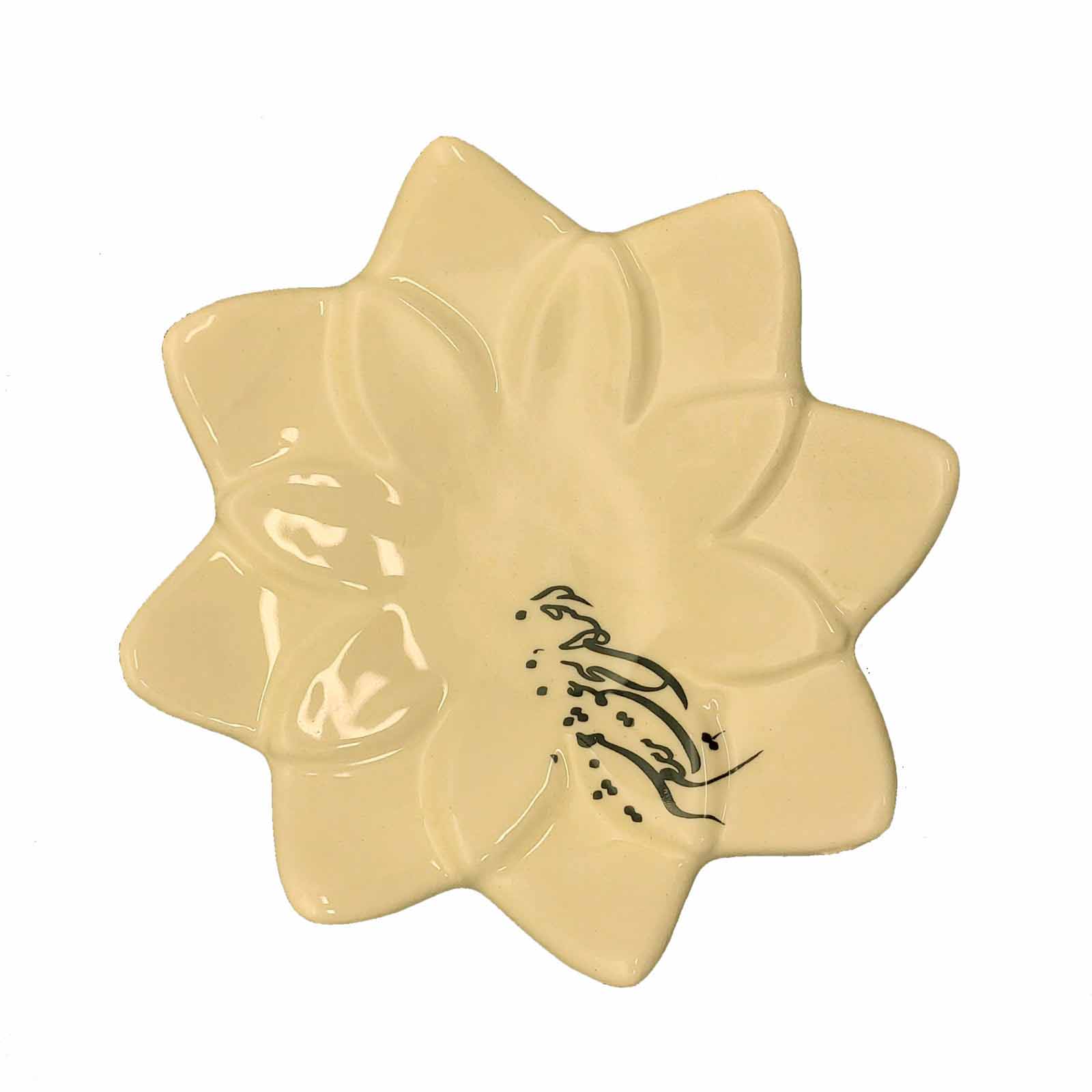 مجموعة من فناجين الشاي الفخارية الإيرانية مع صحن القصيدة