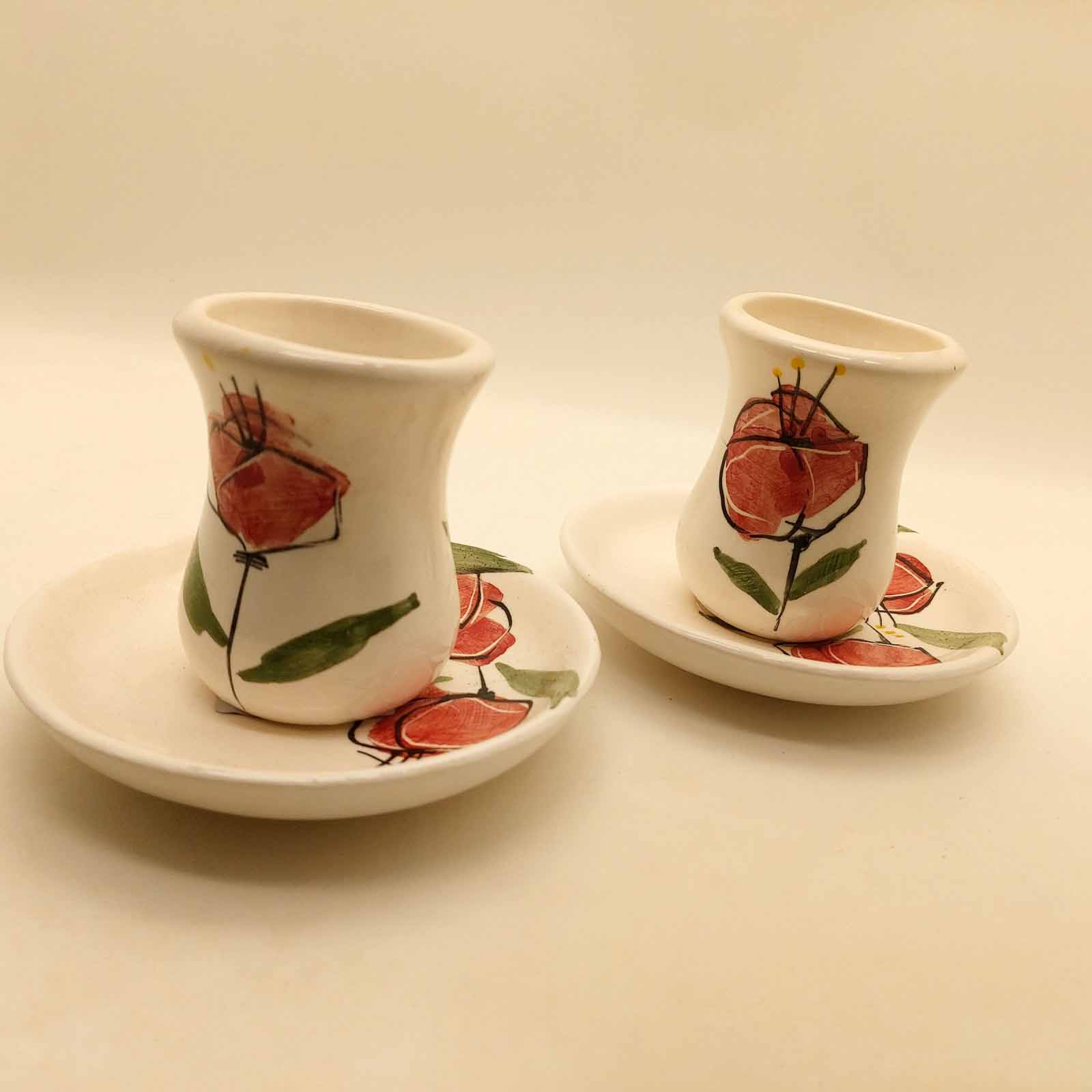 مجموعة من فناجين الشاي الفخارية الإيرانية مع صحن القصيدة