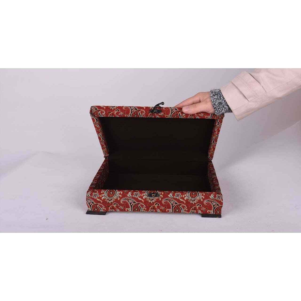 صندوق خشبي لهدايا مع نمط مستوحى من إيران وترمه