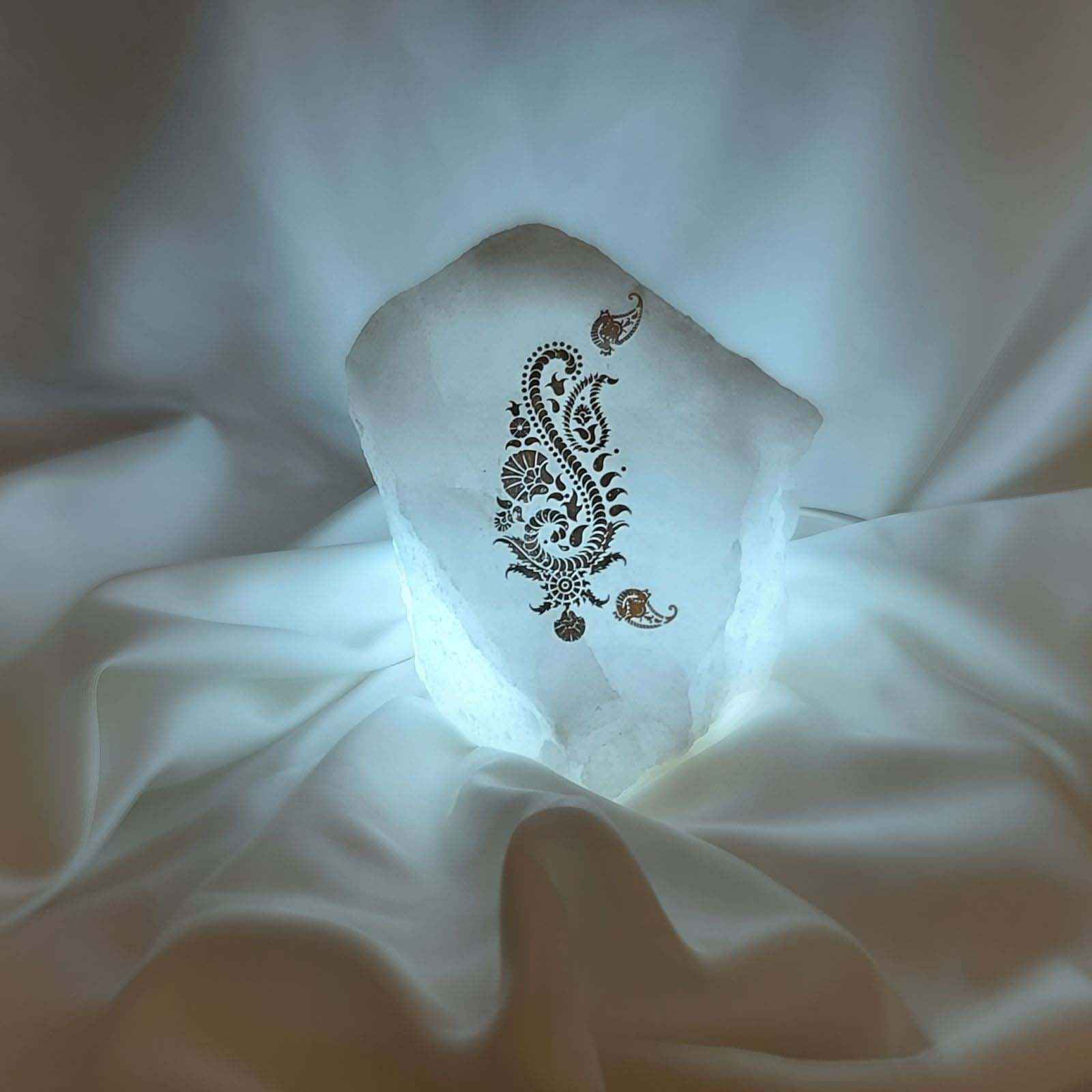 مصباح ملح إيراني حقيقي مصنوع يدويًا بتصميم فني