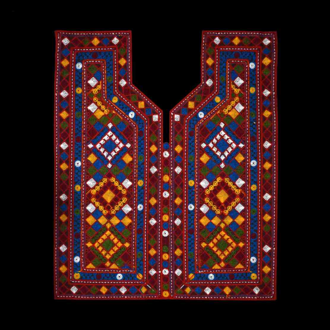 لوحة فستان بلوشية مطرزة يدوياً – نموذج زهرة