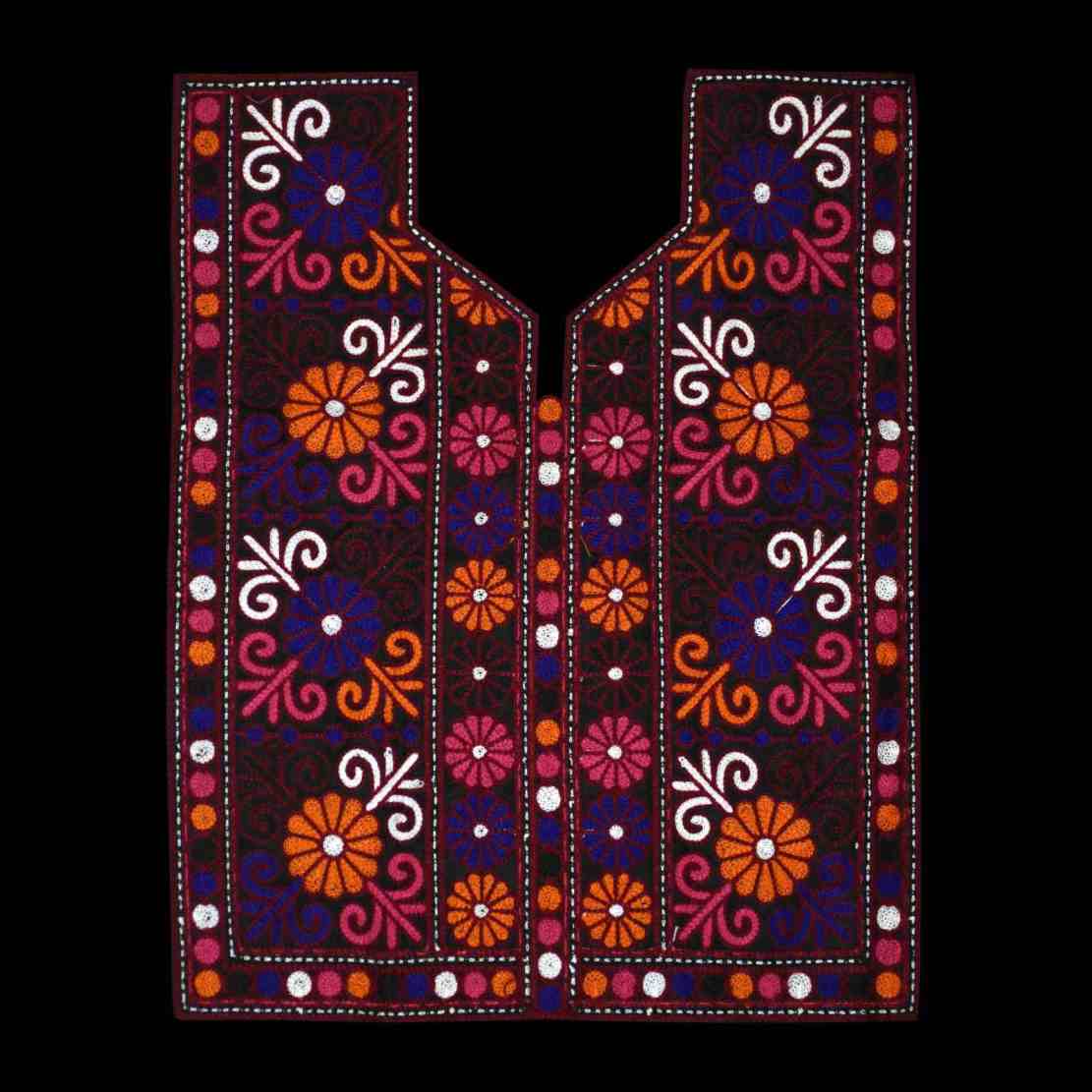 لوحة فستان بلوشية مطرزة يدوياً – موزاييك