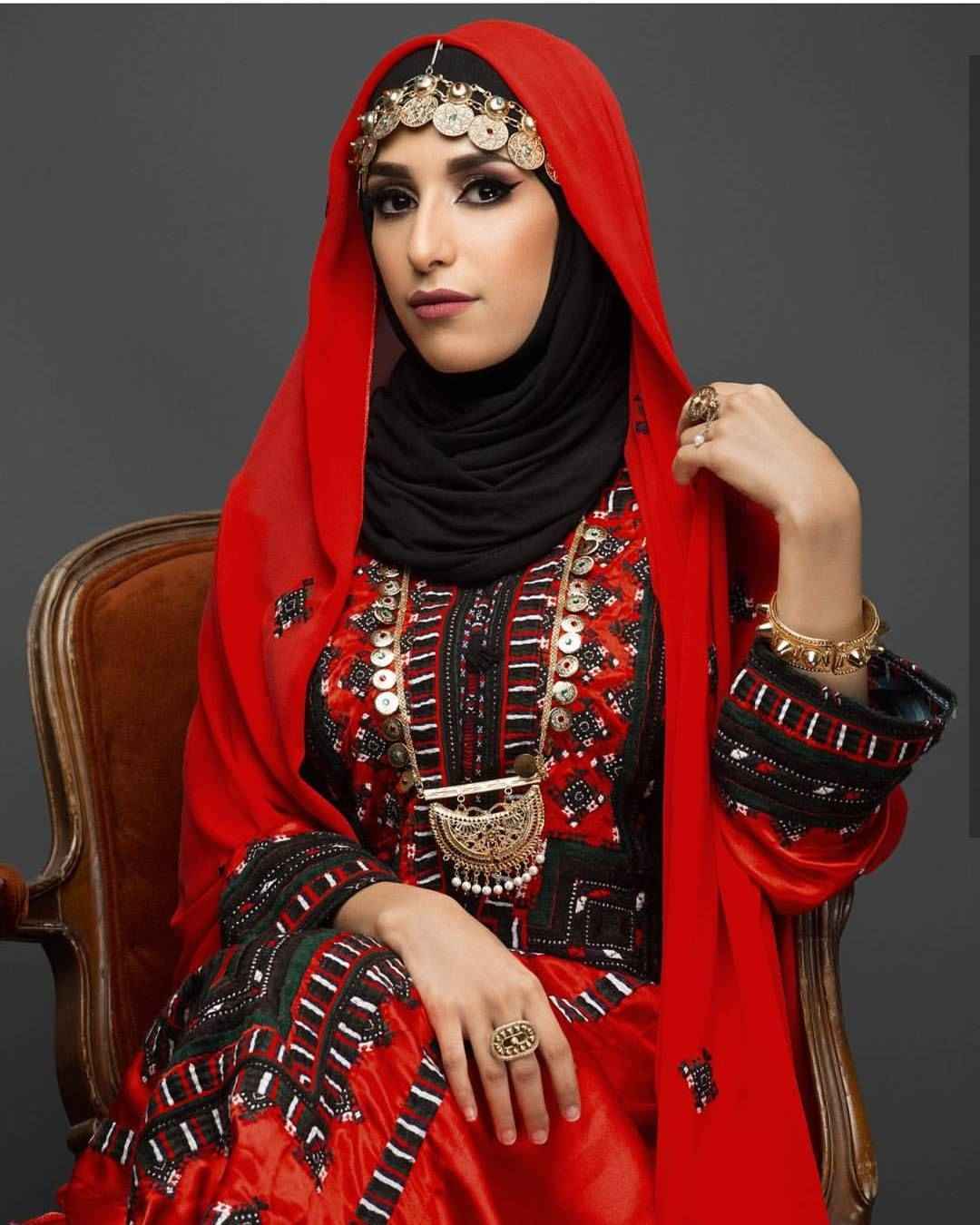 لوحة فستان بلوشية مطرزة يدوياً – تصميم موزاييك