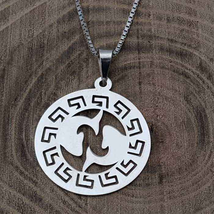 قلادات فضية إيرانية برمز الإسد