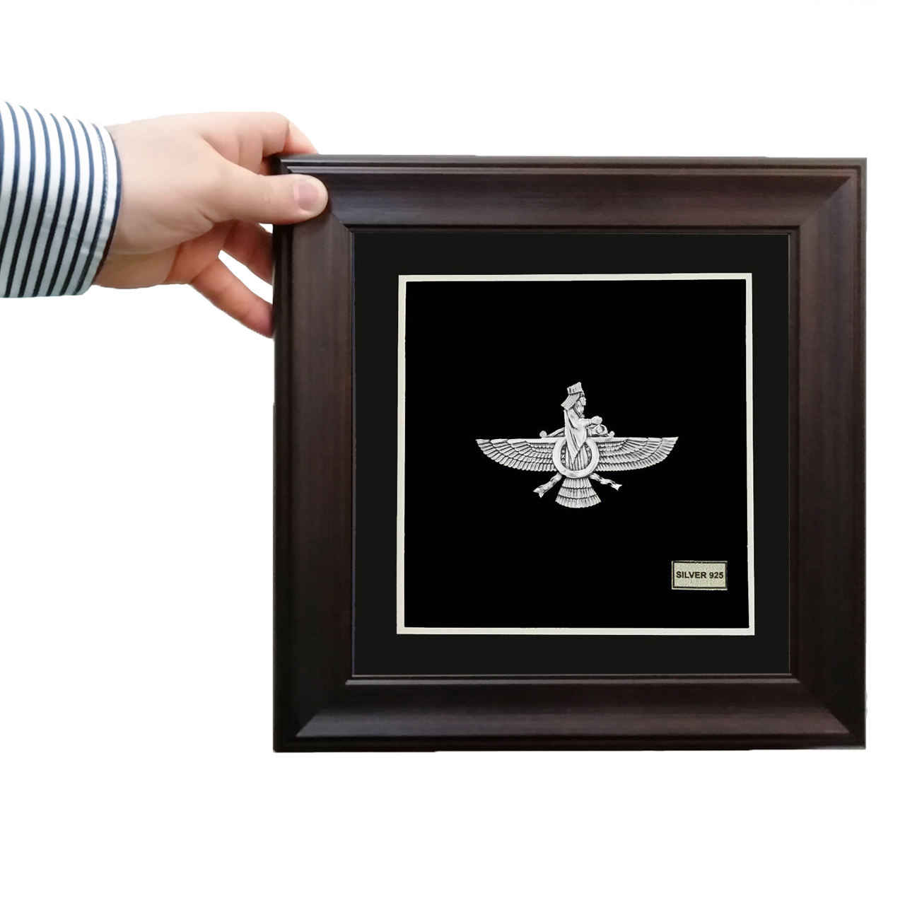 فن الفضة الإيرانية المؤطر لرمز أهورا مزدا