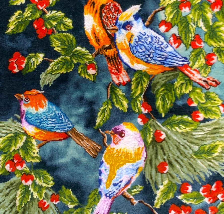 سجادة إيرانية تصويرية محبوكة يدويًا من تبريز تصور طيور وزهور