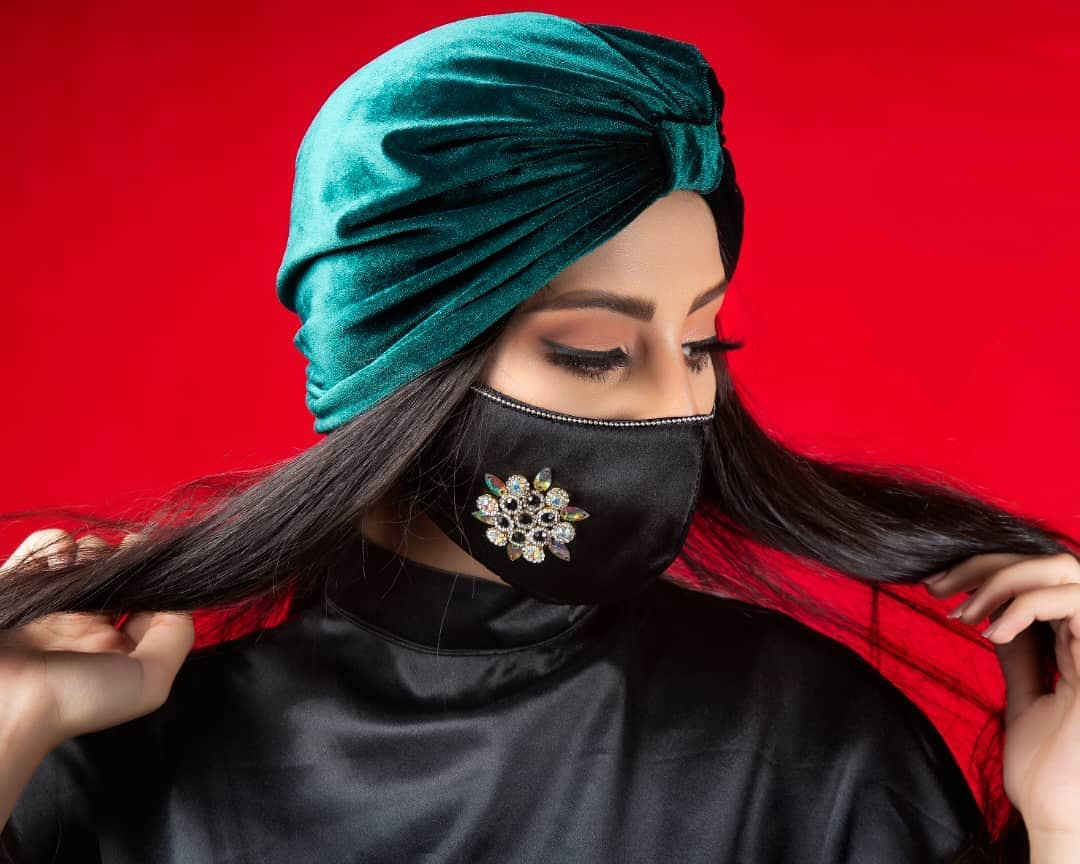 قناع وجه مزخرف يدويًا للنساء