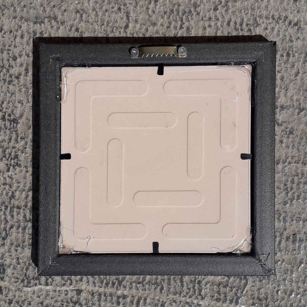 بلاط إيراني مزخرف بإطار – العين الشريرة