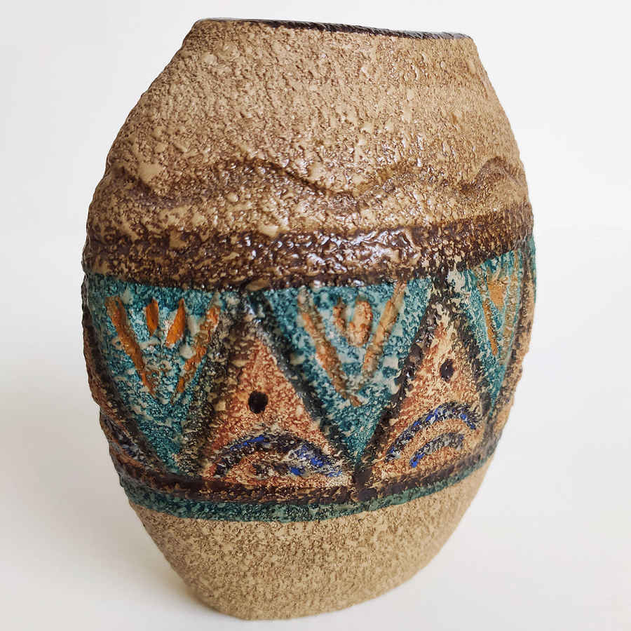 إناء فخاري إيراني زخرفي بنقش فني مرسوم يدويًا – طالا