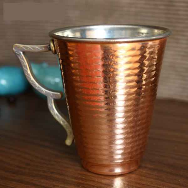 كوب نحاس إيراني مصنوع يدويًا بمقبض للمشروبات الباردة – مطرز بطريقة فراشة