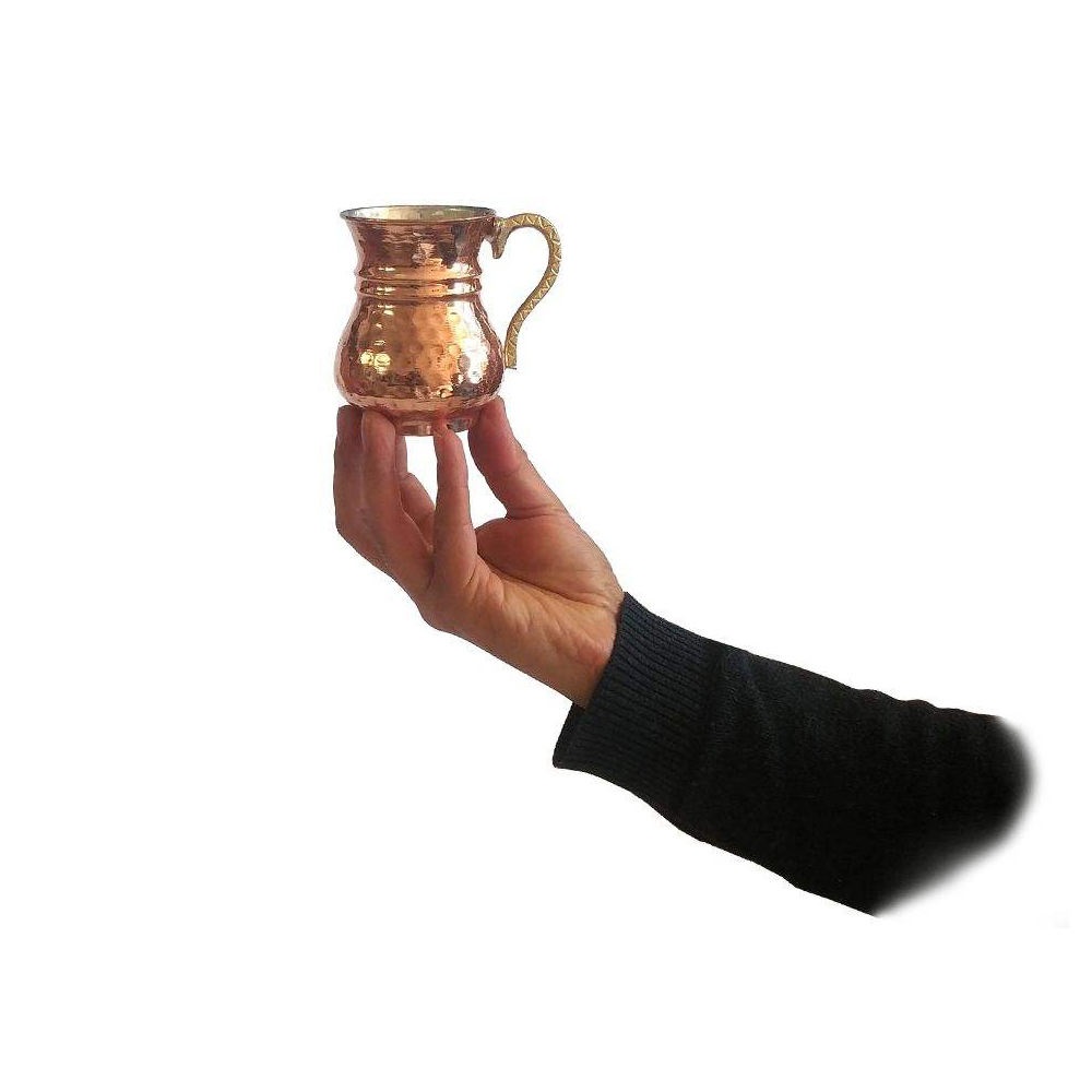 كوب نحاس إيراني مصنوع يدويًا بمقبض للمشروبات الباردة – مطرز بطريقة قلب