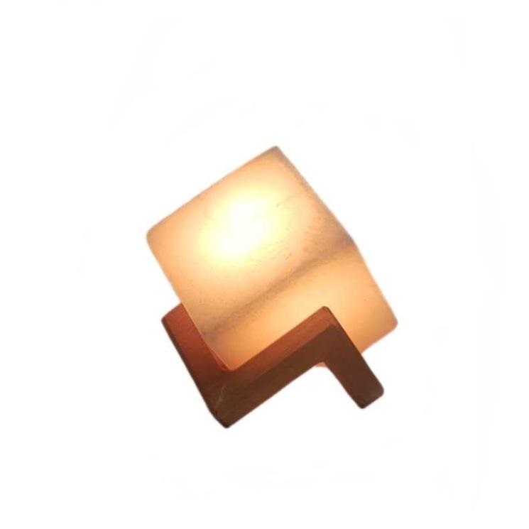 مصباح ملح إيراني حقيقي بشكل مكعب مصنوع يدويًا بقاعدة خشبية