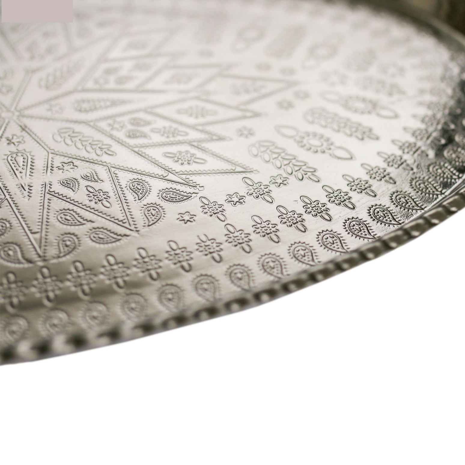 صينية تقديم نحاسية إيرانية مطروقة تقليدياً