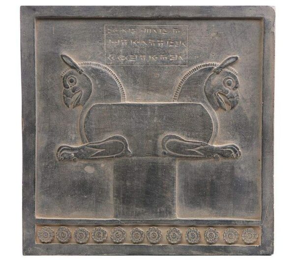 نسخة مقلدة لنقش عمود الرأس - النسر مستوحاة من الإيرانيين القدماء