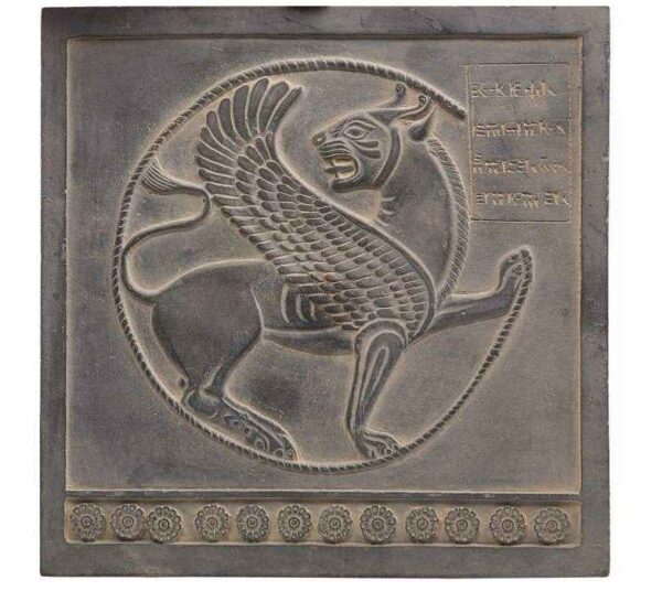 نسخة مقلدة لنقش الأسود في كأس ذهبي مستوحاة من الإيرانيين القدماء