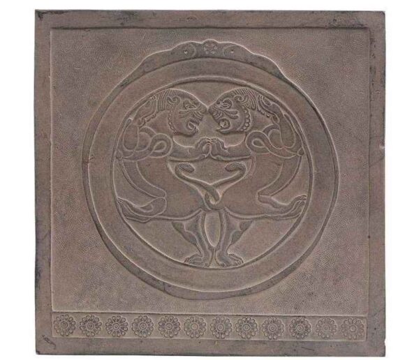 نسخة مقلدة لنقش أسدين في كأس ذهبي مستوحاة من الإيرانيين القدماء