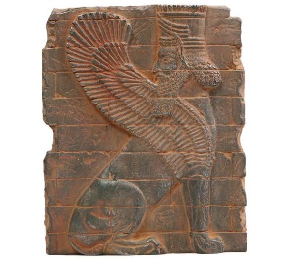 نسخة مقلدة لنقش الأسد المجنح على الطوب مستوحاة من الإيرانيين القدماء
