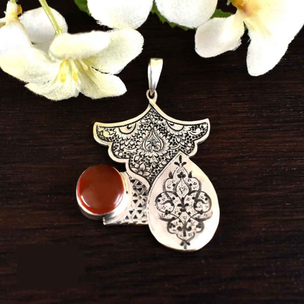 قلادة فضية إيرانية منقوشة بحجر العقيق
