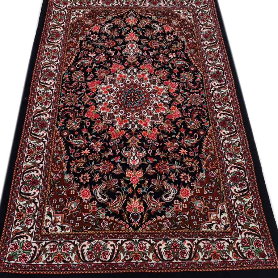 سجادة إيرانية معقودة يدويًا بنمط ميدالية، نموذج غجر