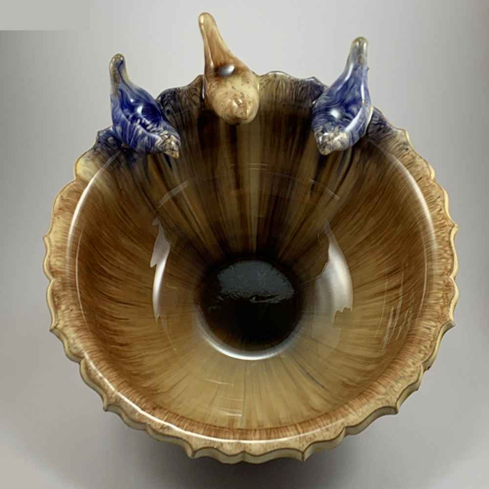 وعاء فخاري يدوي الصنع بنموذج شجرة وطيور