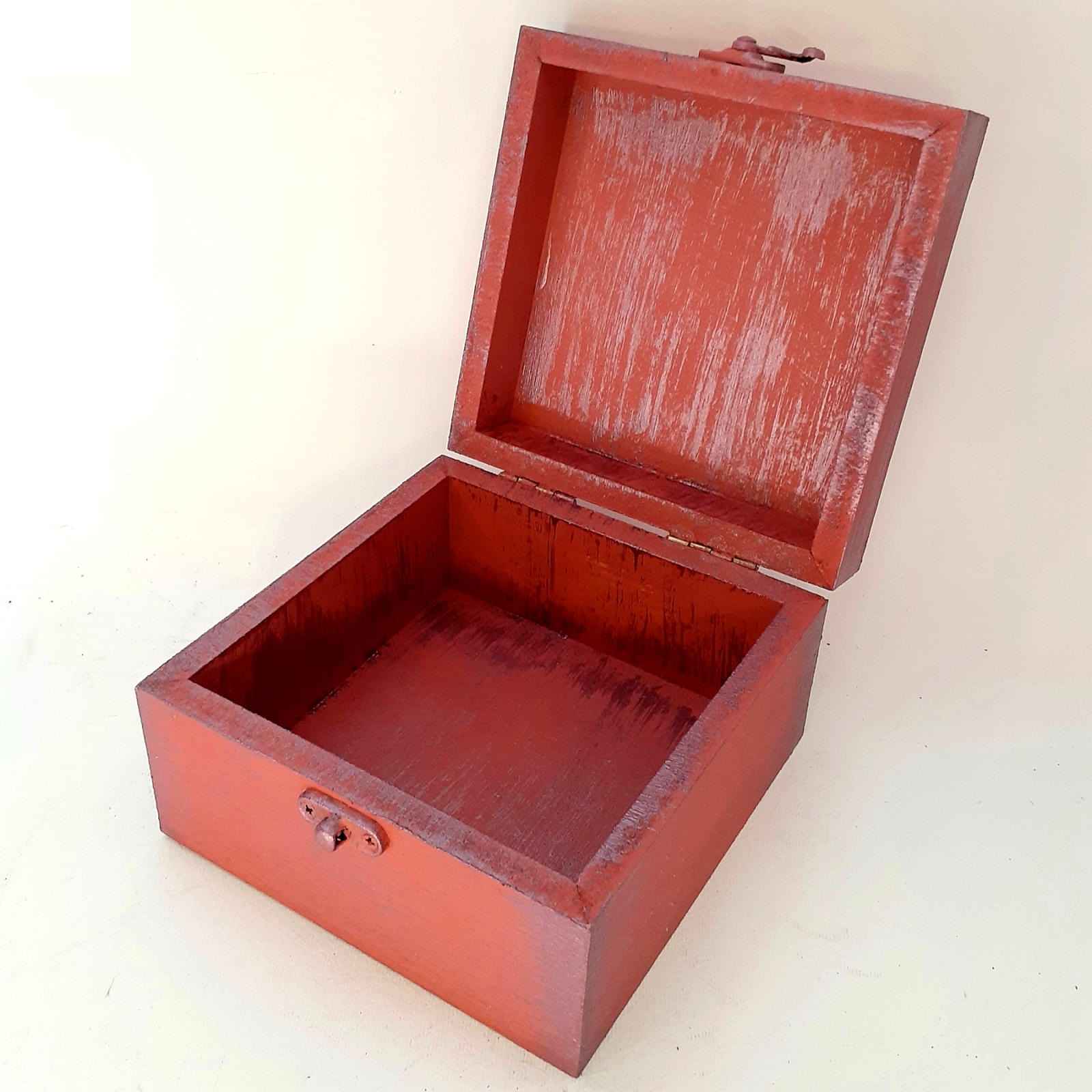 صندوق خشبي لهدايا مع نمط فني للقلب