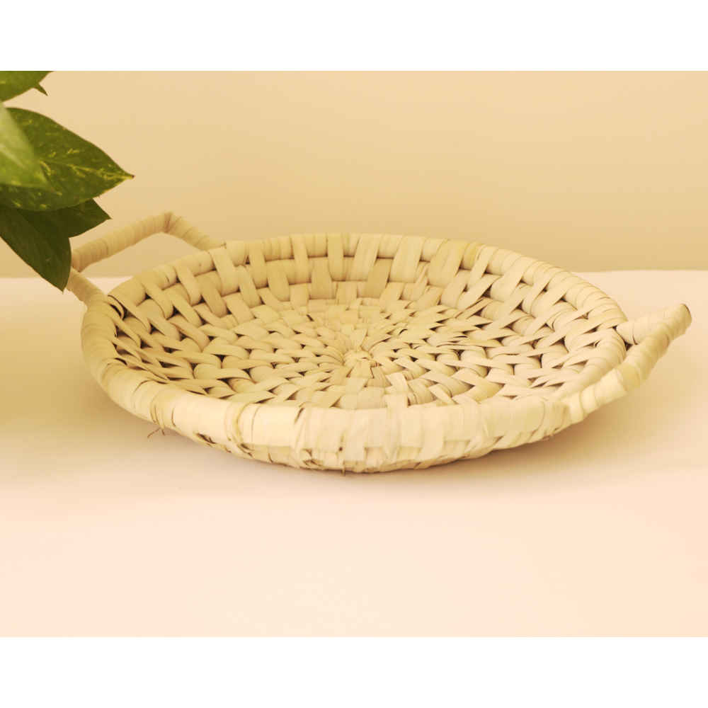 سلة من أوراق نخيل محبوكة بمقابض نموذج نسا