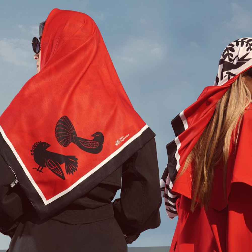 وشاح حريري مطبوع للنساء بنمط فني إيراني فاخر ونابض بالحياة طراز عاشق