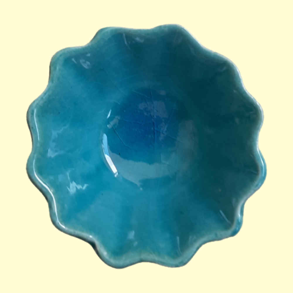 وعاء فخاري أزرق يدوي الصنع بنموذج بويا