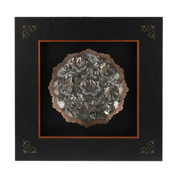 لوحة من النحاس محفورة إيرانية مؤطرة - بر جسته