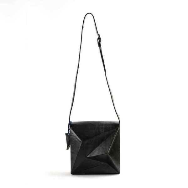 حقيبة كروس بودي فاخرة من الجلد المصنوع يدويًا - إصدار ثلاثي الأبعاد