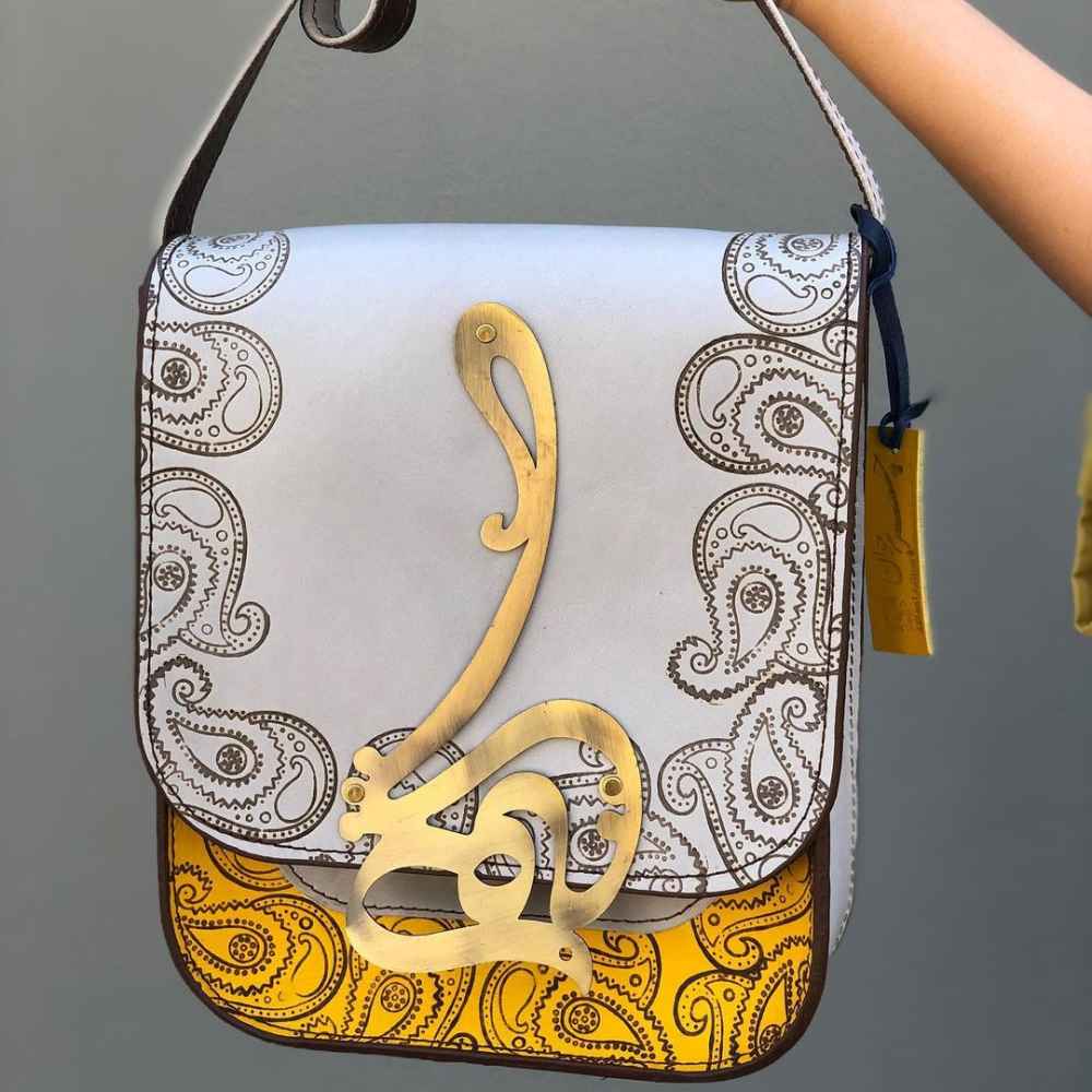 حقيبة كروس بودي فاخرة من الجلد المصنوع يدويًا – تصميم حِچ الفارسي