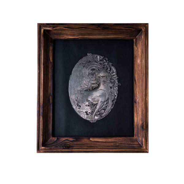 لوحة من النحاس محفورة إيرانية مؤطرة للماعز